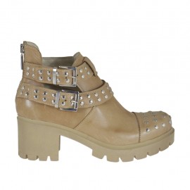 Stivaletto da donna con cerniera, fibbie e borchie in pelle beige tacco 6 - Misure disponibili: 42