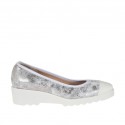 Woman's pump in white patent leather and silver laminated printed leather wedge 4