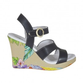 Sandalia para mujer en piel negra y imprimida floreal con cinturon, plataforma y cuña 9 - Tallas disponibles:  42, 43