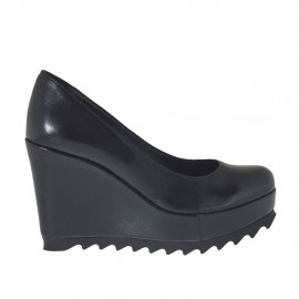 Decolté da donna con zeppa e plateau rivestiti in pelle nera zeppa 9 - Misure disponibili: 42