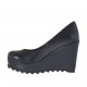Decolté da donna con zeppa e plateau rivestiti in pelle nera zeppa 9 - Misure disponibili: 42