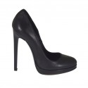 Woman's pump in black leather with platform and heel 12