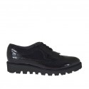 Damenderbyschuh mit Schnürsenkeln und Fransen aus schwarzem Lackleder Keilabsatz 3