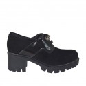 Damenschuh mit Gummiband mit Strasssteinen aus schwarzem Lack- und Wildleder Absatz 6
