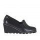 Zapato cerrado para mujer con elasticos en piel de color negro cuña 6 - Tallas disponibles:  43