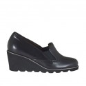 Zapato cerrado para mujer con elasticos en piel de color negro cuña 6
