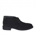 Scarpa stringata da uomo in camoscio nero con decorazioni a coda di rondine e inserti di pelle nera