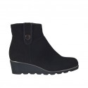 Damenstiefelette mit Knopf und Reissverschluss aus schwarzem Wild- und Lackleder Keilabsatz 4