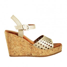Sandalo da donna con cinturino in pelle forata perlata platino con plateau e zeppa 9 - Misure disponibili: 42, 43, 44, 45