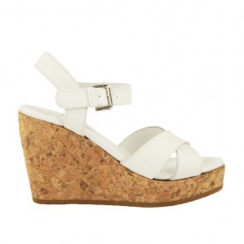 Sandalo da donna in vernice bianca con cinturino, plateau e zeppa 9 - Misure disponibili: 42, 43, 45