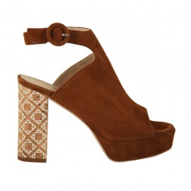 Sandalo da donna in camoscio color tabacco con cinturino alla caviglia, plateau e tacco 9 in sughero stampato - Misure disponibili: 31, 34, 42