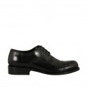 Zapato derby para hombre con cordones y puntera floral en piel de color negro