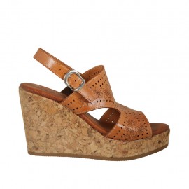 Sandale pour femmes en cuir perforé brun clair avec talon compensé et plateforme 9 - Pointures disponibles:  42, 43, 44