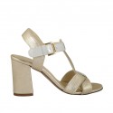Sandalia para mujer con cinturon en piel plateada y gamuza imprimida gris tacon 7