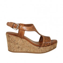 Sandale pour femmes en cuir perforé brun avec plateforme et talon compensé 7 - Pointures disponibles:  45