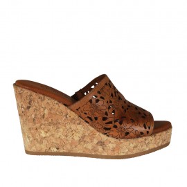 Offene Damenpantoletten aus hellbraunem perforiertem Leder mit Keilabsatz 9 - Verfügbare Größen:  42