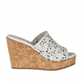 Offene Damenpantoletten aus weissem perforiertem Leder mit Plateau und Keilabsatz 9 - Verfügbare Größen:  42, 43