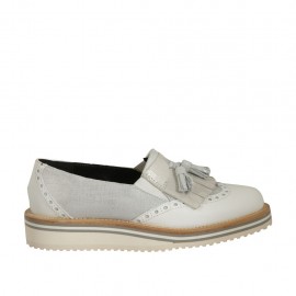 Mocassino da donna con frange, elastici e nappine in pelle bianca e pelle stampata argento zeppa 3 - Misure disponibili: 34, 44