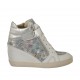Zapato con cordones, velcro y cremalleras en piel blanca y laminada plateada y gamuza imprimida floreal multicolor cuña 6 - Tallas disponibles:  34, 42, 43