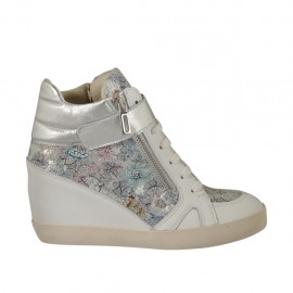 Zapato con cordones, velcro y cremalleras en piel blanca y laminada plateada y gamuza imprimida floreal multicolor cuña 6 - Tallas disponibles:  34, 42, 43