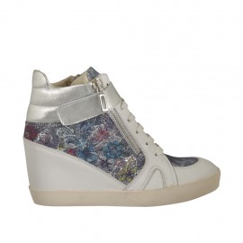Schnürschuh mit Reiß-und Klettverschluß aus weißem, silberlaminiertem Leder und buntem blumenbedrucktem Wildleder Keilabsatz 6 - Verfügbare Größen:  33, 34, 42, 43, 44