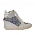 Schnürschuh mit Reiß-und Klettverschluß aus weißem, silberlaminiertem Leder und buntem blumenbedrucktem Wildleder Keilabsatz 6