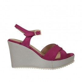 Sandalo da donna in nabuk fucsia e tessuto laminato argento con cinturino, plateau e zeppa 8 - Misure disponibili: 31