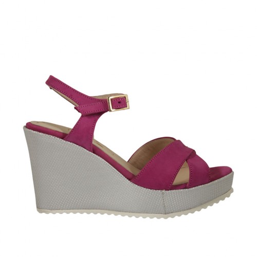 Sandalia para mujer en nubuk fucsia y tejido laminado plateado con cinturon, plataforma y cuña 8 - Tallas disponibles:  31