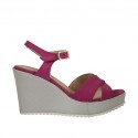 Sandalia para mujer en nubuk fucsia y tejido laminado plateado con cinturon, plataforma y cuña 8