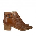 Zapato abierto en punta cerrado hasta el cuello para mujer con cremallera y hebilla en piel perforada color cuero tacon 4