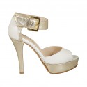 Zapato abierto para mujer con hebilla y plataforma en piel blanca y pie llaminada platino tacon 10