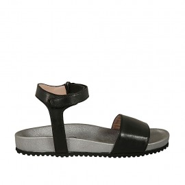 Sandalia para mujer con cierre de velcro en piel negra con cuña plateada 2 - Tallas disponibles:  32, 34