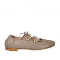 Ballerinaschuh für Damen mit Knöpfen mit Strasssteinen und Schnüren aus taubengrauem Leder Absatz 1
