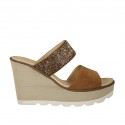Sabot aperto da donna con elastico laterale in camoscio tabacco e perle cilindriche color bronzo zeppa 9