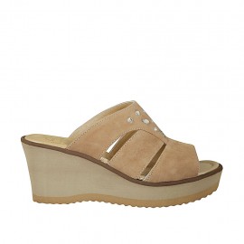 Sabot aperto accollato con strass in camoscio beige con plateau e zeppa 7 - Misure disponibili: 45