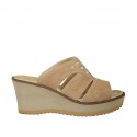 Sabot aperto accollato con strass in camoscio beige con plateau e zeppa 7