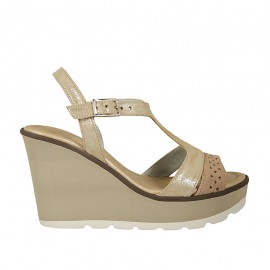 Sandale pour femmes en daim perforé beige et cuir lamé platine avec courroie talon compensé 9 - Pointures disponibles:  45