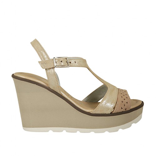Sandalo da donna in camoscio forato beige e pelle laminata platino con cinturino zeppa 9 - Misure disponibili: 45