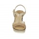 Damensandale aus beigem perforiertem Wildleder und laminiertem platinfarbenem Leder mit Riem Keilabsatz 9 - Verfügbare Größen:  45