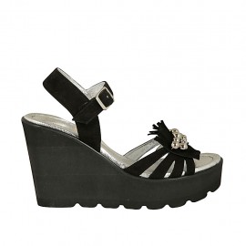 Sandalia para mujer con cinturon, flecos y perlas en gamuza negra cuña 9 - Tallas disponibles:  42, 44