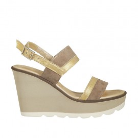 Sandalia para mujer en gamuza gris pardo y laminada oro cuña 9 - Tallas disponibles:  42, 44