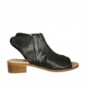 Woman's highfronted sandal with zipper in black leather heel 4