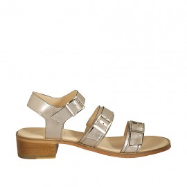 Sandalo da donna con fibbie regolabili in pelle laminata platino tacco 4 - Misure disponibili: 42, 43, 44, 45