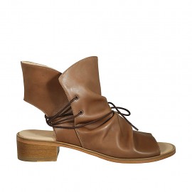 Sandalia de parte frontal alta para mujeres con cordones en piel avellana tacon 4 - Tallas disponibles:  43, 44