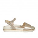 Sandalo da donna con cinturino in pelle laminata platino zeppa 2