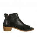 Zapato abierto en punta cerrado hasta el cuello para mujer con cremallera posterior en piel y piel perforada negra tacon 4