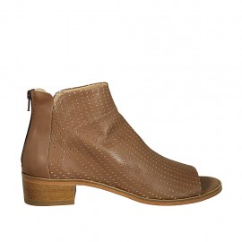 Chaussure ouverte pour femmes avec fermeture eclair posterieur en cuir et cuir perforé noisette talon 4 - Pointures disponibles:  43, 44