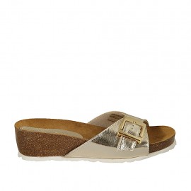 Sabot da donna in pelle laminata platino con fibbia zeppa 4 - Misure disponibili: 42