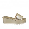 Mule ouvert pour femmes en cuir verni lamé platine talon compensé 6