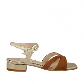Sandalo da donna con cinturino in camoscio cuoio e vernice oro tacco 2 - Misure disponibili: 43, 44